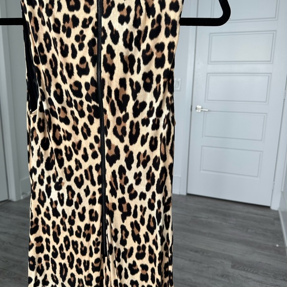 Alice + Olivia DELORA SLEEVELESS LEOPARD MOCK-NECK DRESS IN TEXTURED LEOPARD - Picture 11 of 12